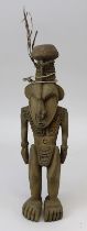 Stehende männliche Figur mit hohem Kopfputz, Sepik, Papua-Neuguinea, Holz geschnitzt, Figur mit