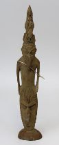 Amulettfigur im Schnabelstil, Sepik, Papua-Neuguinea, stehende Figur mit hohem Kopfputz, bekrönt von