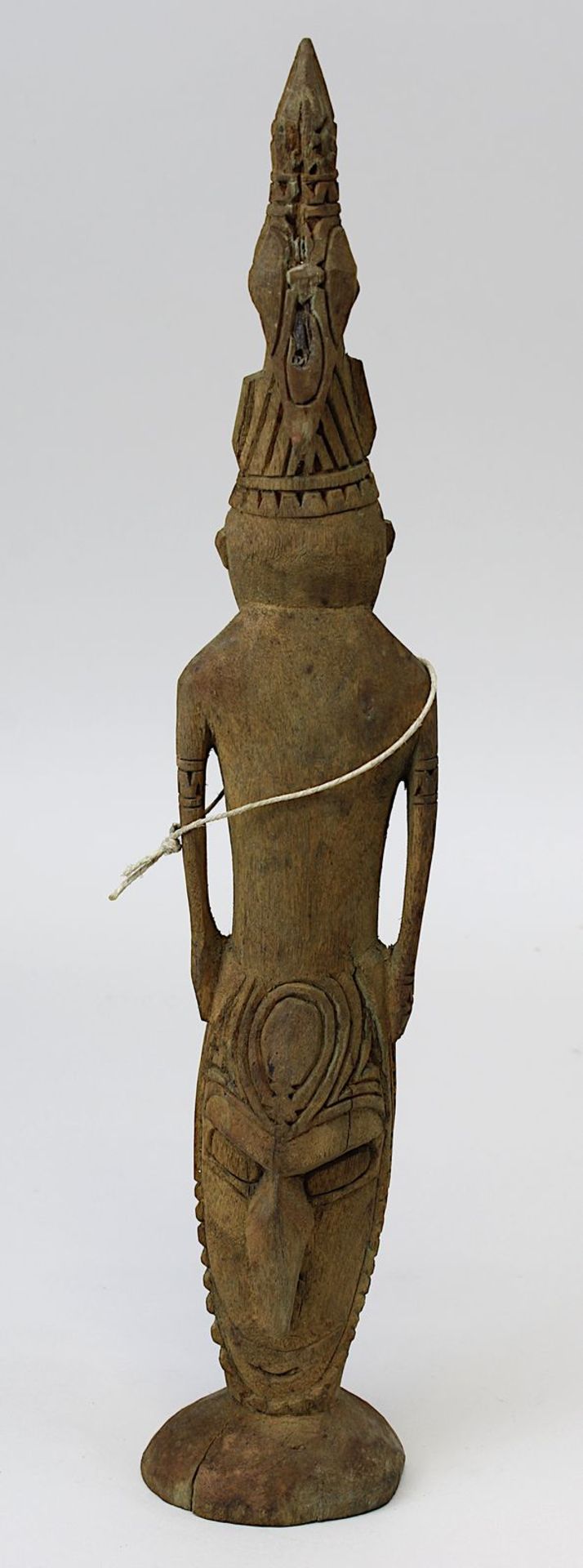 Amulettfigur im Schnabelstil, Sepik, Papua-Neuguinea, stehende Figur mit hohem Kopfputz, bekrönt von - Bild 2 aus 2