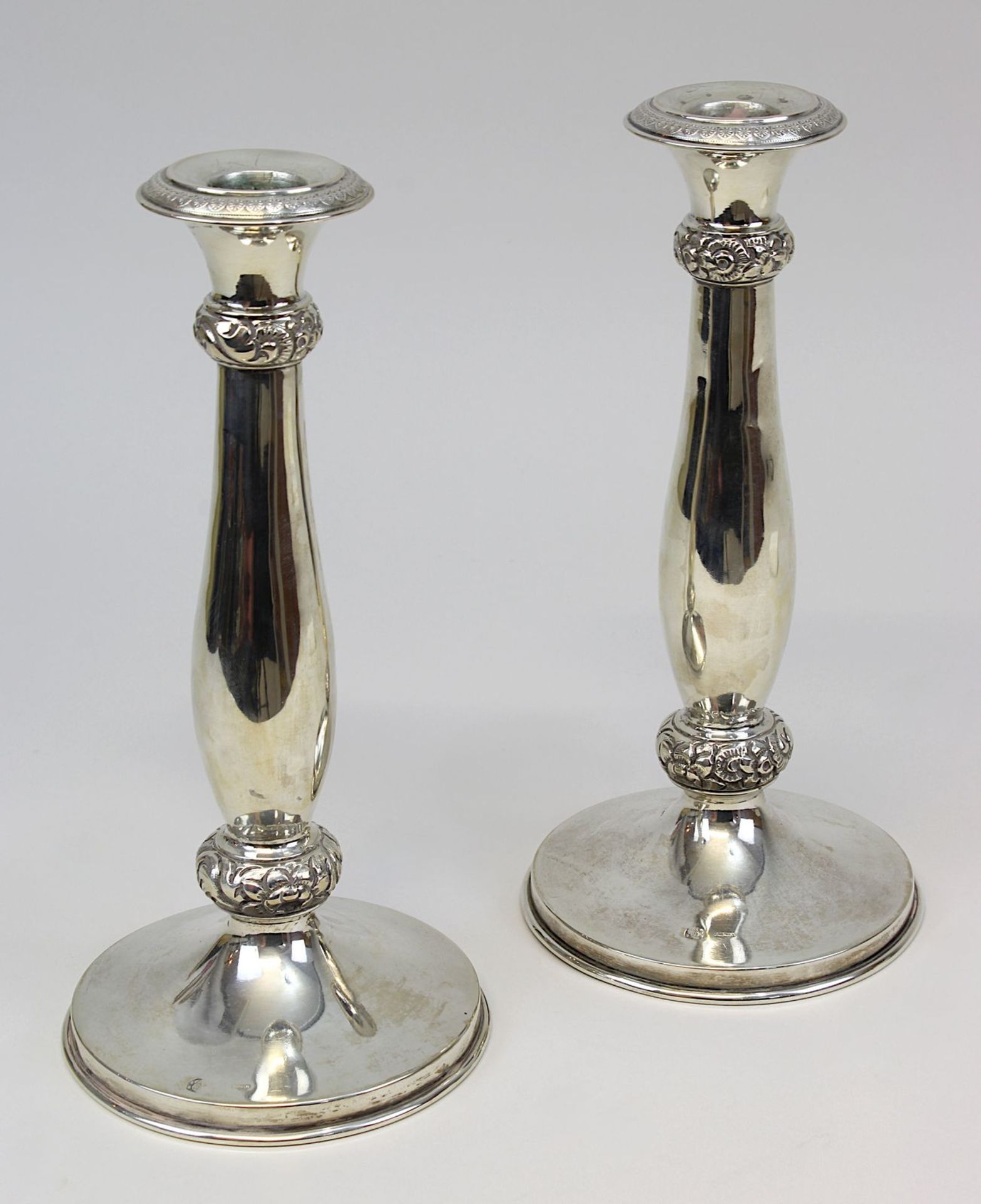 Paar Kerzenleuchter aus 13-lötigem Silber, Österreich 1847, Balusterschaft, ausgestellte