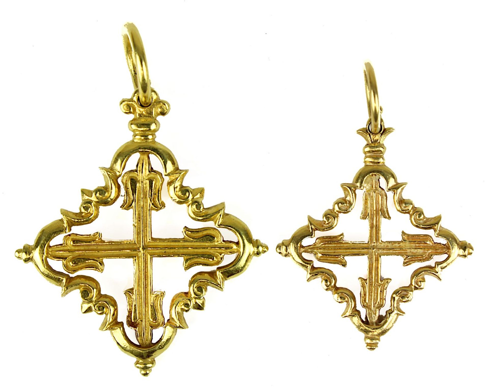 2 Gelbgoldanhänger in Kreuzform, Italien um 1950, ein Kreuzanhänger an der Öse 750 gestempelt, Länge