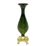 St. Louis Lithyalinglas-Vase mit vergoldeter Bronzebasis, Frankreich 19. Jh., blusterförmiger Korpus