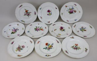 10 Teller Meissen, um 1750-60, Fahne jew. mit reliefiertem Rocaillendekor, Dekor Deutsche Blume,