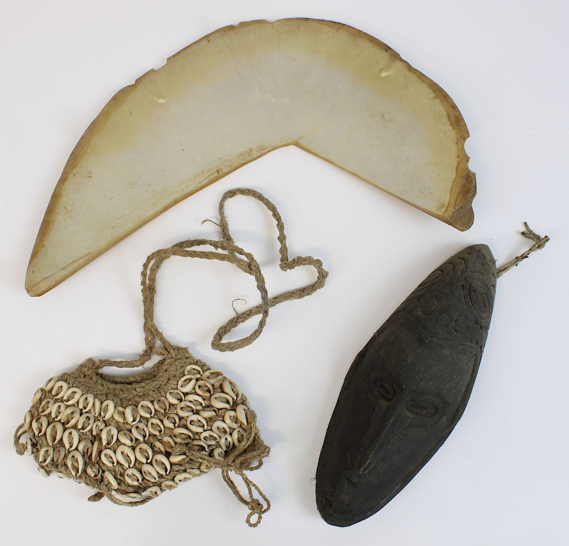 Miniatur-Amulettmaske, kleine Tasche und Wertmuschel, Sepik, Papua-Neuguinea: Kina-Wertmuschel aus