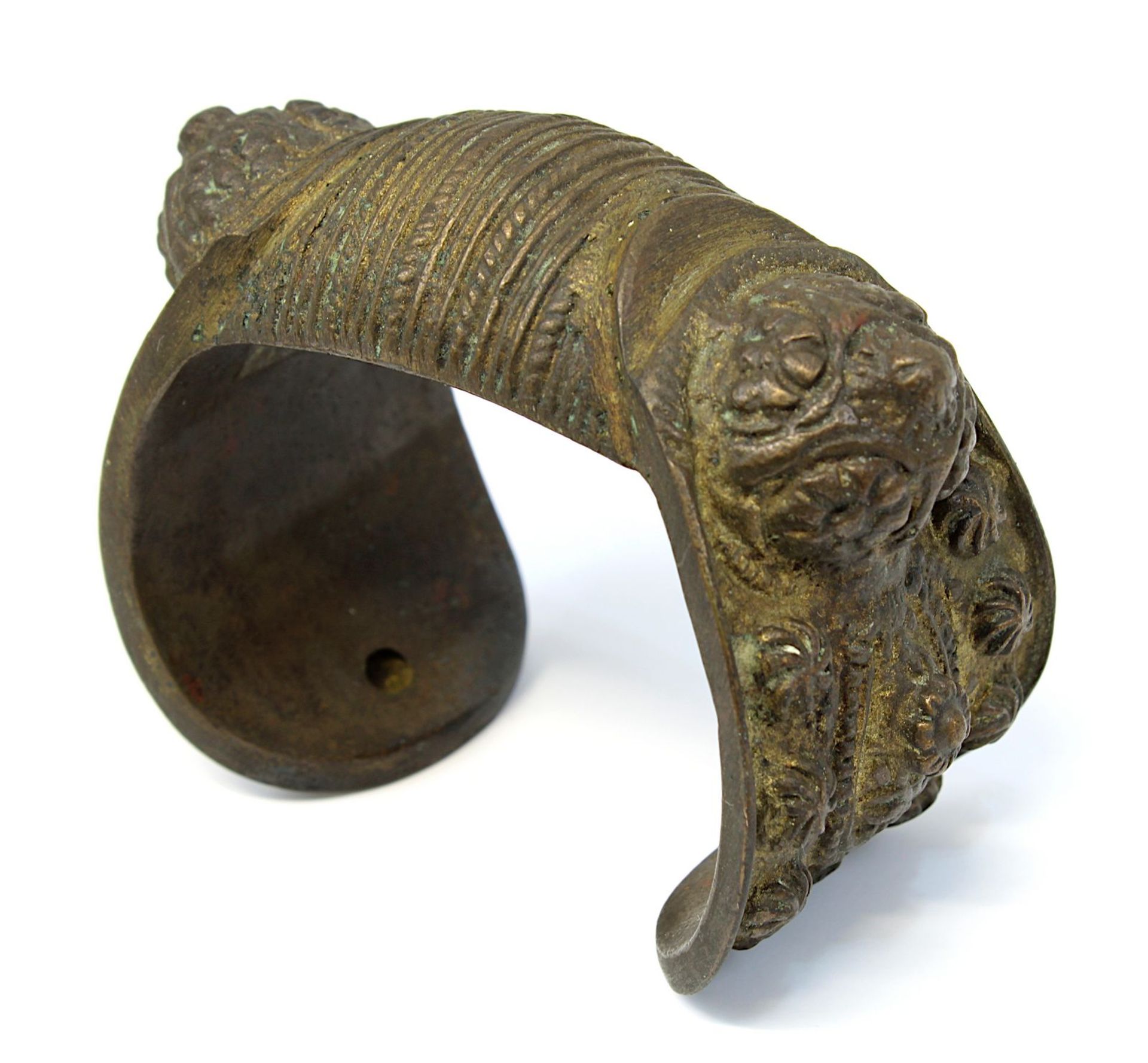 Asiatischer Bronze-Armreif mit Resten von Vergoldung, wohl innen hohl, offener Reif, Mittelteil