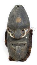 Maske vom Sepik, Papua-Neuguinea, Holz geschnitzt und dunkel gefärbt, Gesichtsmaske mit knolliger
