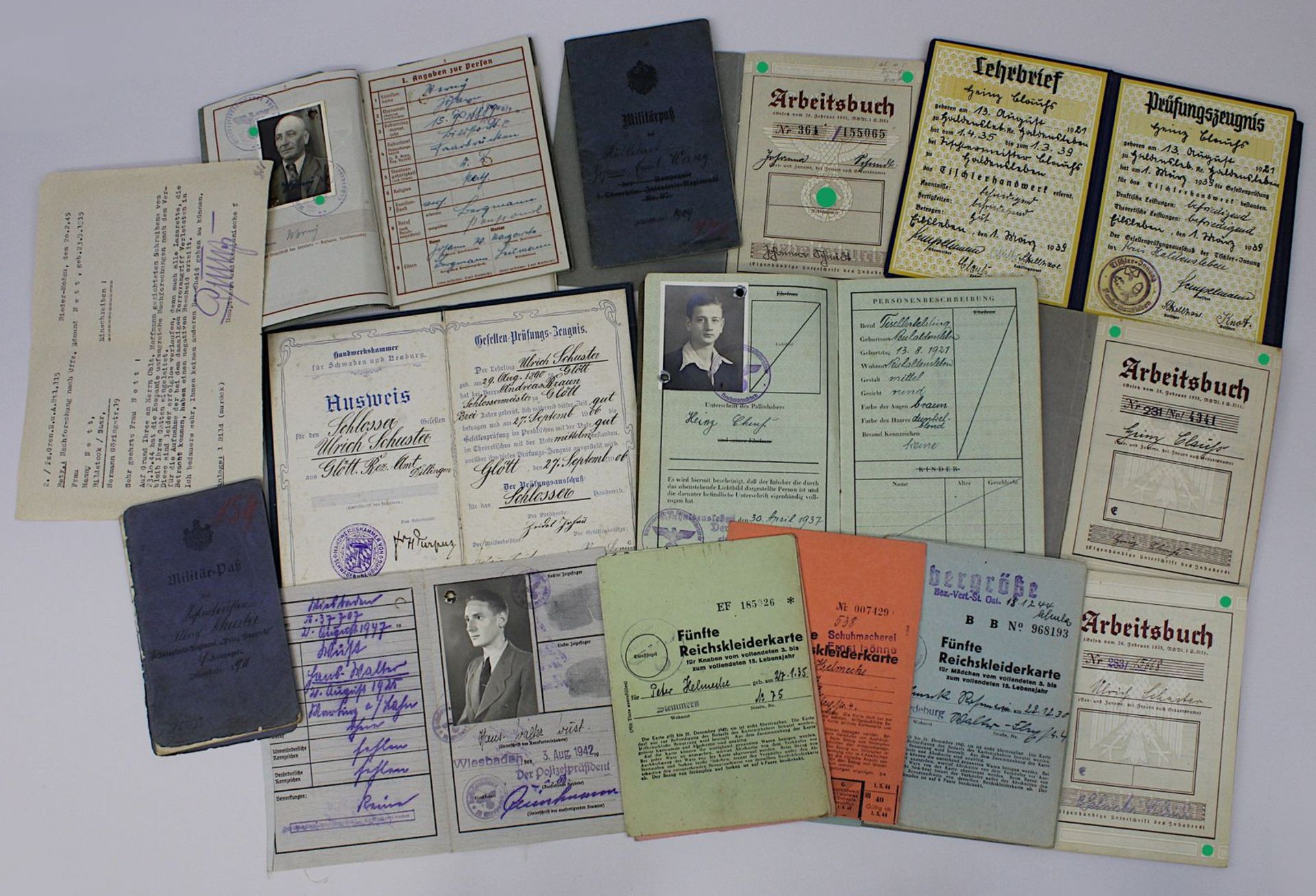 Konvolut Dokumente und Papiere, meist Deutsches Reich 1933 - 1945: zwei Militärpässe aus dem