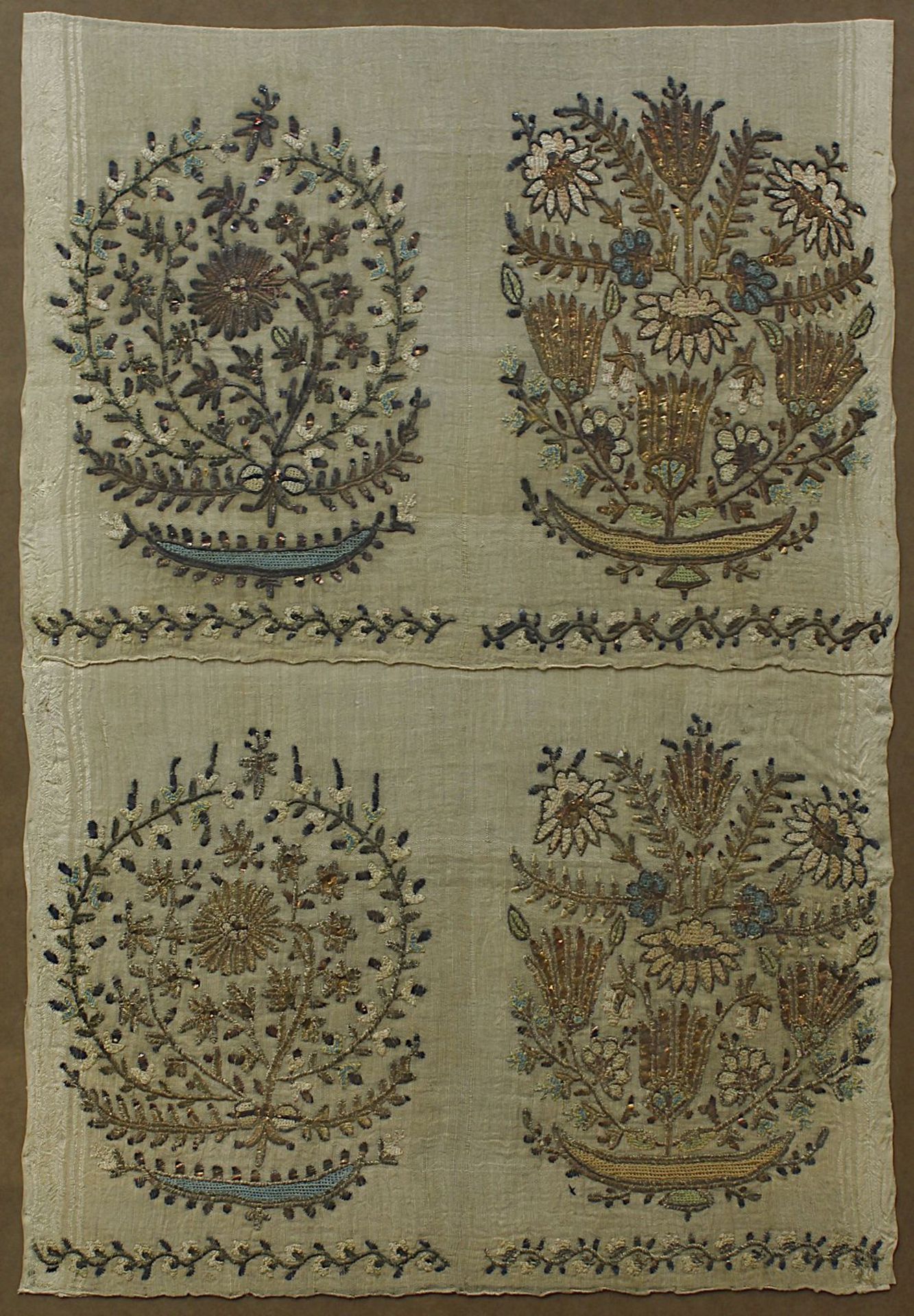 Türkisches Prunk-Handtuch mit Stickerei, osmanisches Reich um 1900, die beiden Enden bestickt mit - Image 2 of 2