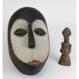 Maske und kleine Figur der Lega, D. R. Kongo, Holz geschnitzt, stilisierte Gesichtsmaske auf