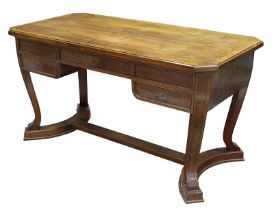 Schreibtisch, 1. H. 20. Jh., Nussholz massiv und furniert, rechteckige Platte mit abgeschrägten