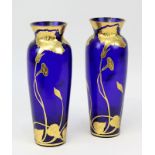 Paar Glasvasen im Jugendstil, wohl Italien 20. Jh., tiefblaues Glas, Außenwandung Dekor von Winden