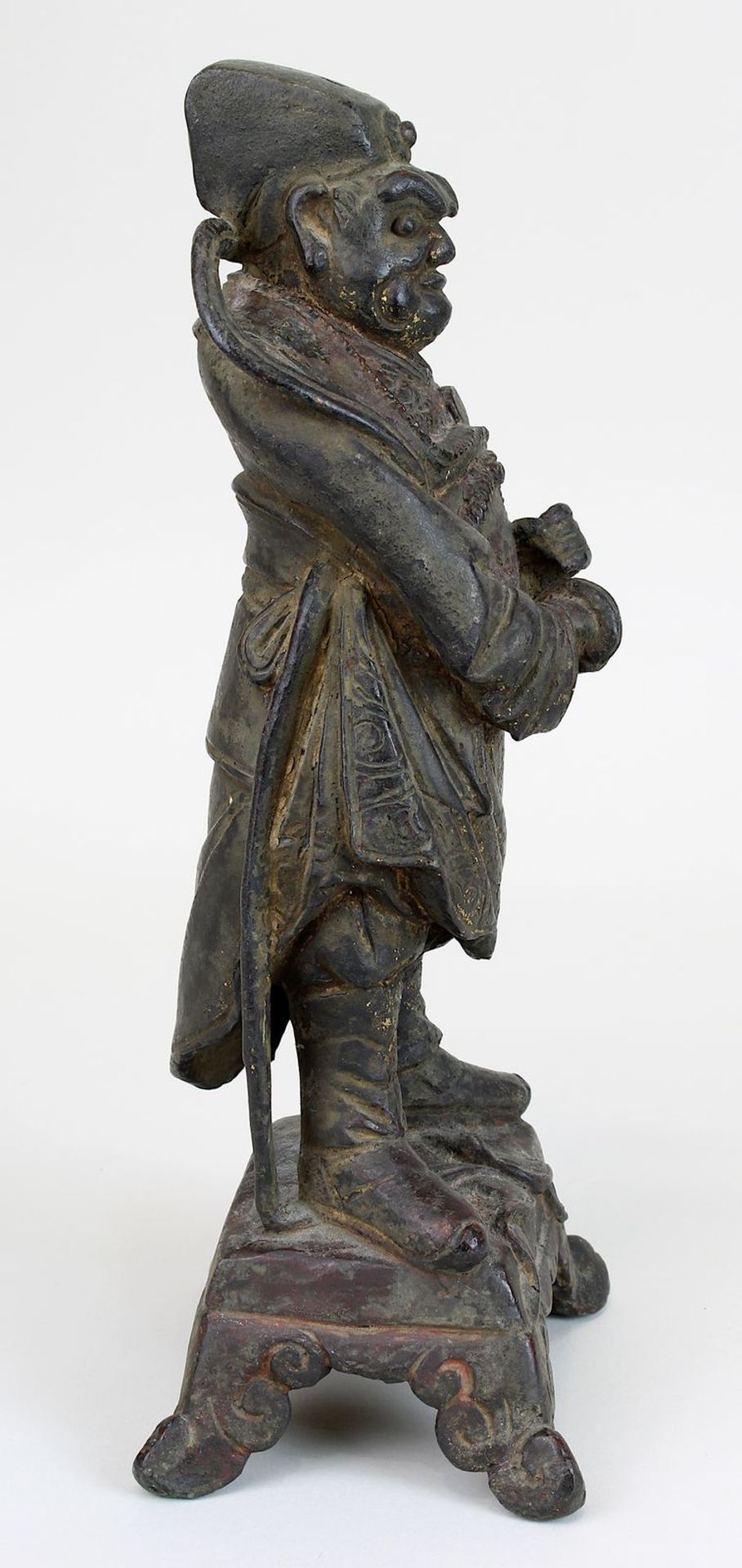 Kriegerfigur wohl des Zhen Wu, Bronze mit Resten von Vergoldung, China 17./18. Jh., stehend auf - Bild 4 aus 5