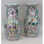 Paar chinesische Vasen, famille verte, Republikzeit, jeweils Porzellan weißer Scherben, auf und
