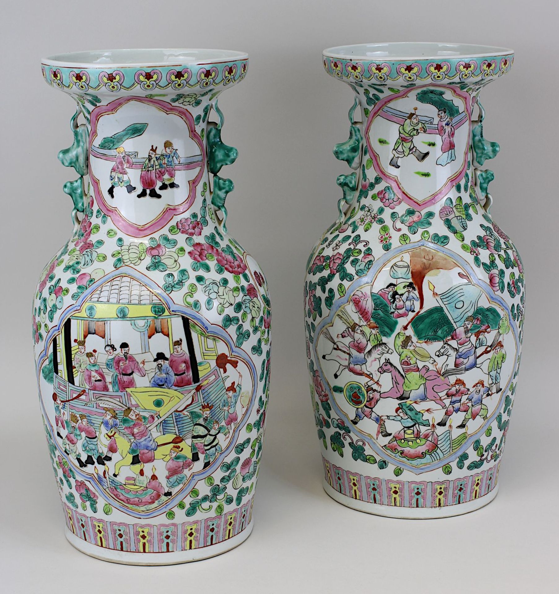 Paar chinesische Vasen, famille verte, Republikzeit, jeweils Porzellan weißer Scherben, auf und