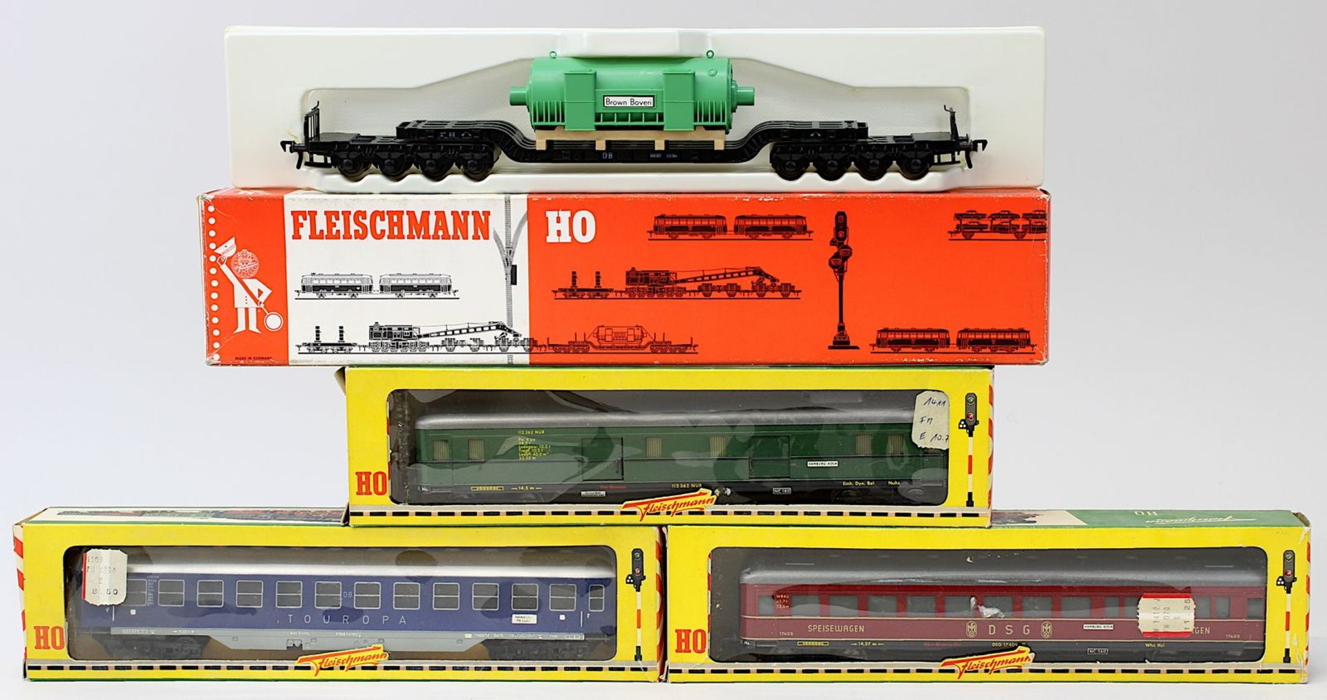 4 Fleischmann Güter - u. Personenwagen, Spur H0, Personenwg. 1509, Speisewg. 1411, Gepäckwg. 1412,
