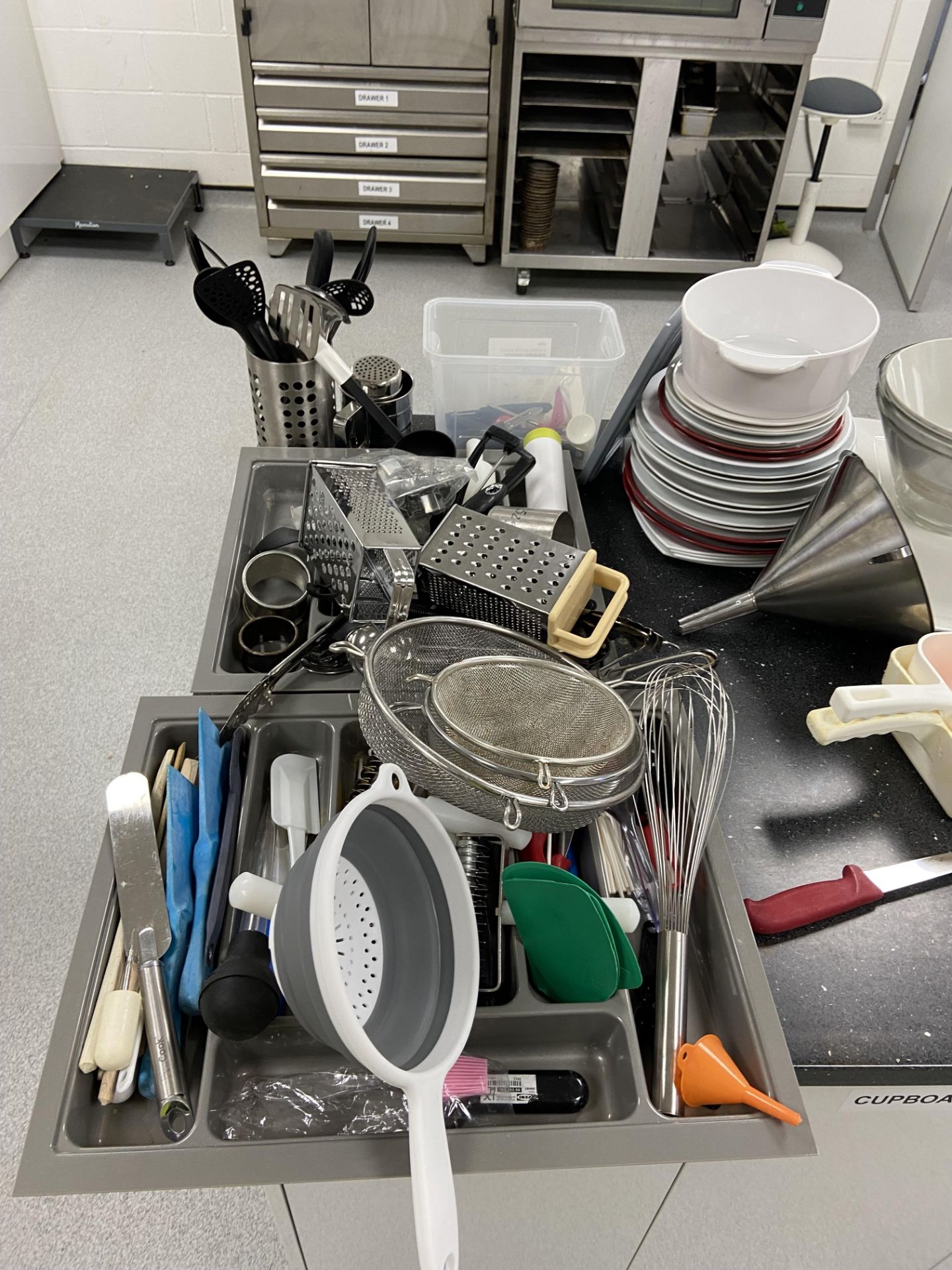 Assorted Kitchen Equipment, including measuring jugs, bowls, cooking utensils, trays and - Image 2 of 4