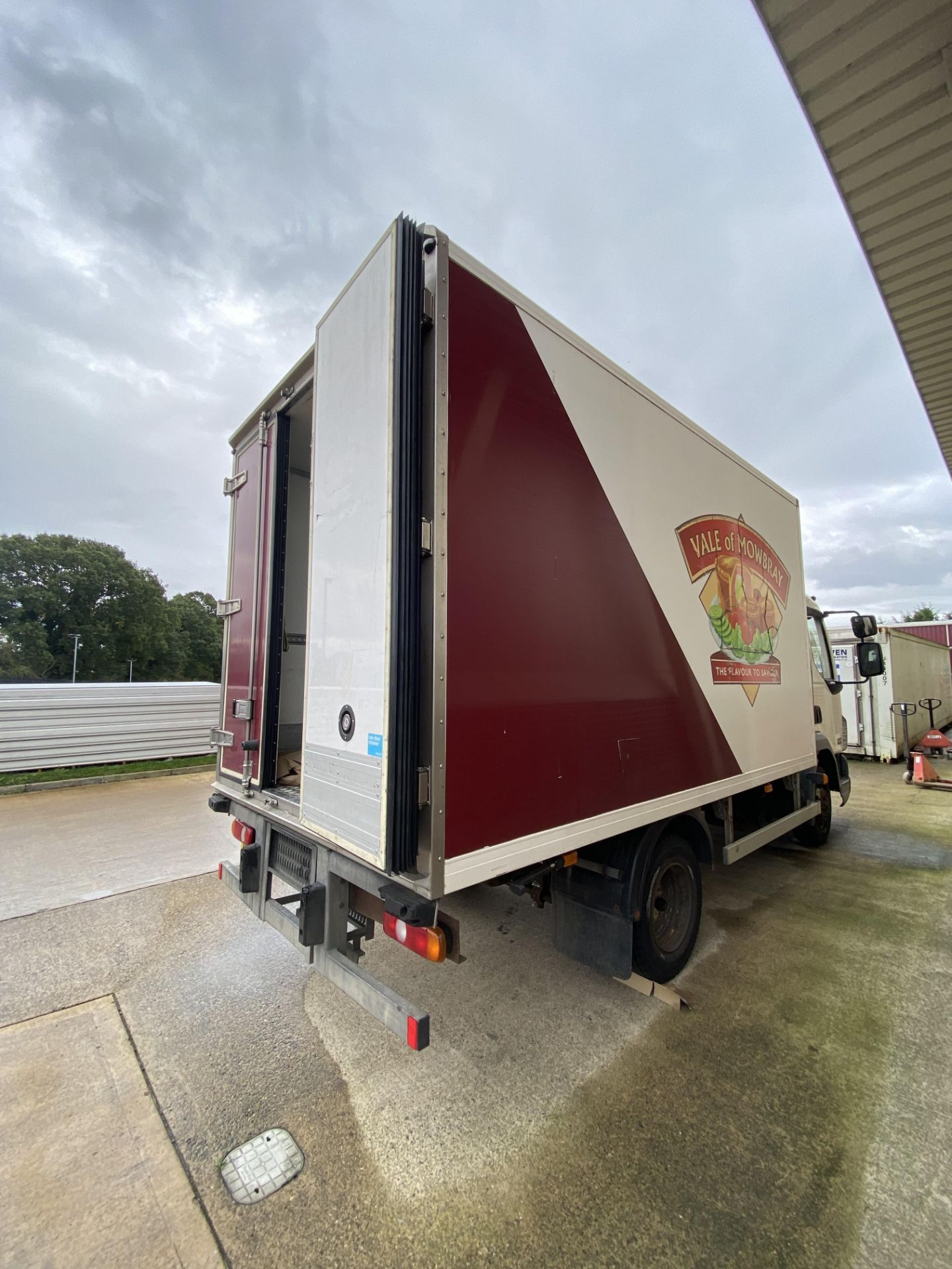 DAF LF 45.160 DIESEL REFRIGERATED RIGID TRUCK, registration no. MX08 OWF, date first registered 06/ - Image 5 of 8