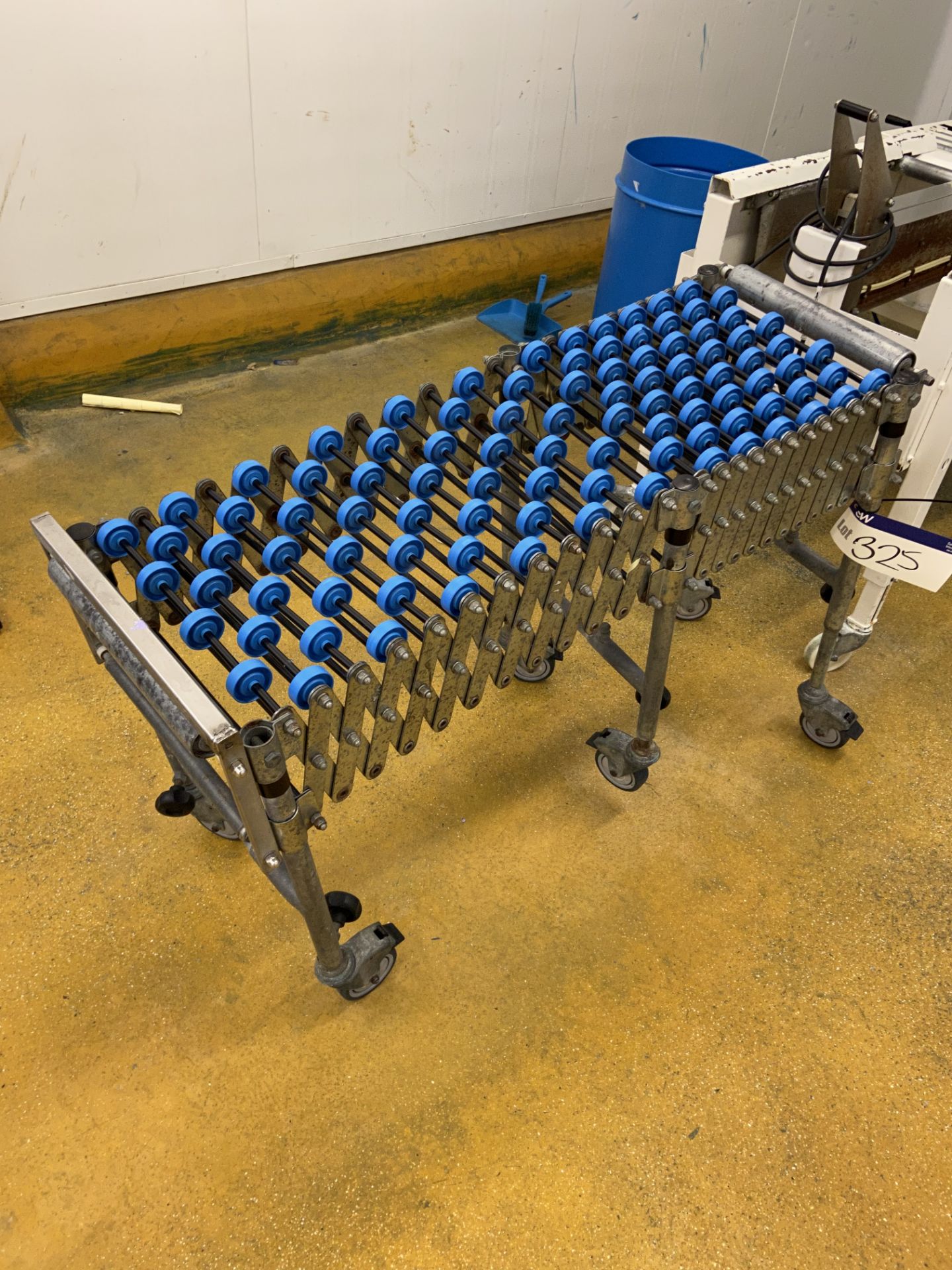 Extendable Roller Conveyor, approx. 400mm wide on rollsPlease read the following important