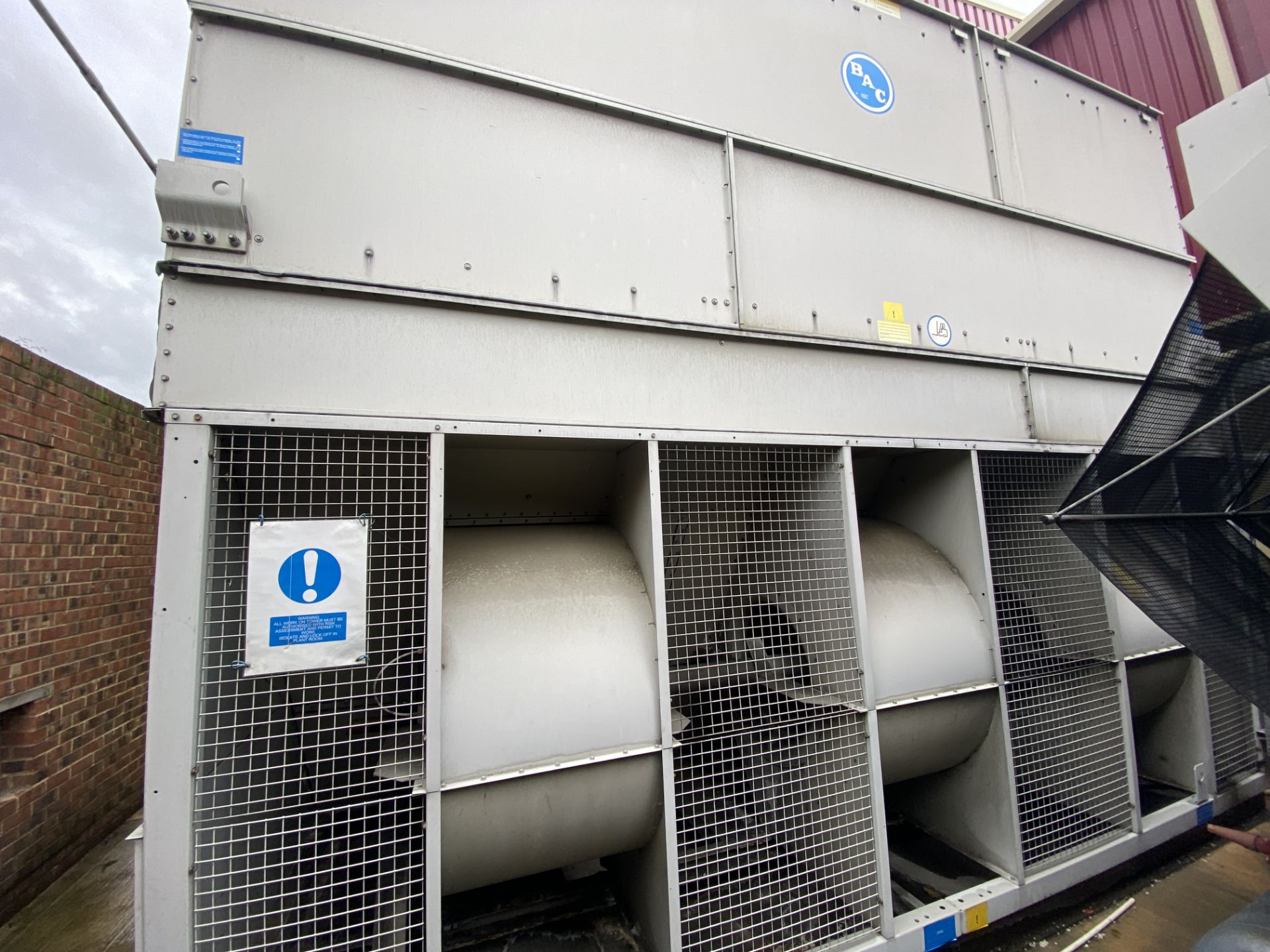 PAC VXC S504 Evaporative Condenser, serial no. H100085101, belt no. XPA 3350, approx. 5.5m x 2.4m - Image 2 of 6