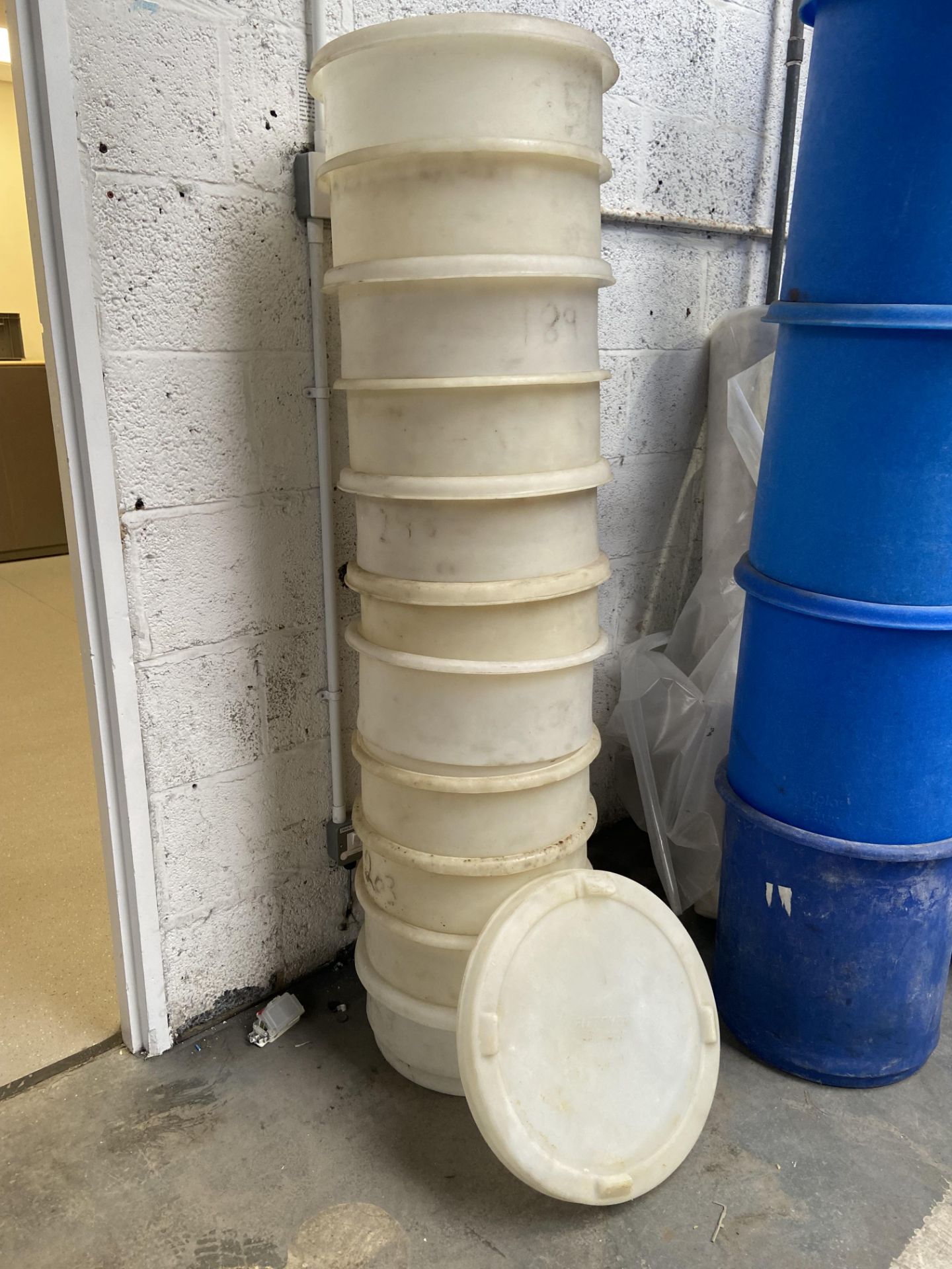 11 Mixing Tubs, with lids, approx. 40cm x 19cm, lo - Bild 2 aus 2