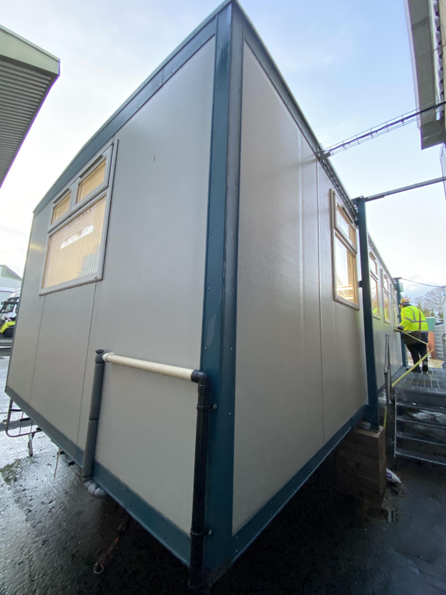 (AG-ENG) PORTABLE JACKLEG OFFICE BUILDING, approx. 11m long x 3.7m x 2.55m high, with external - Image 3 of 6