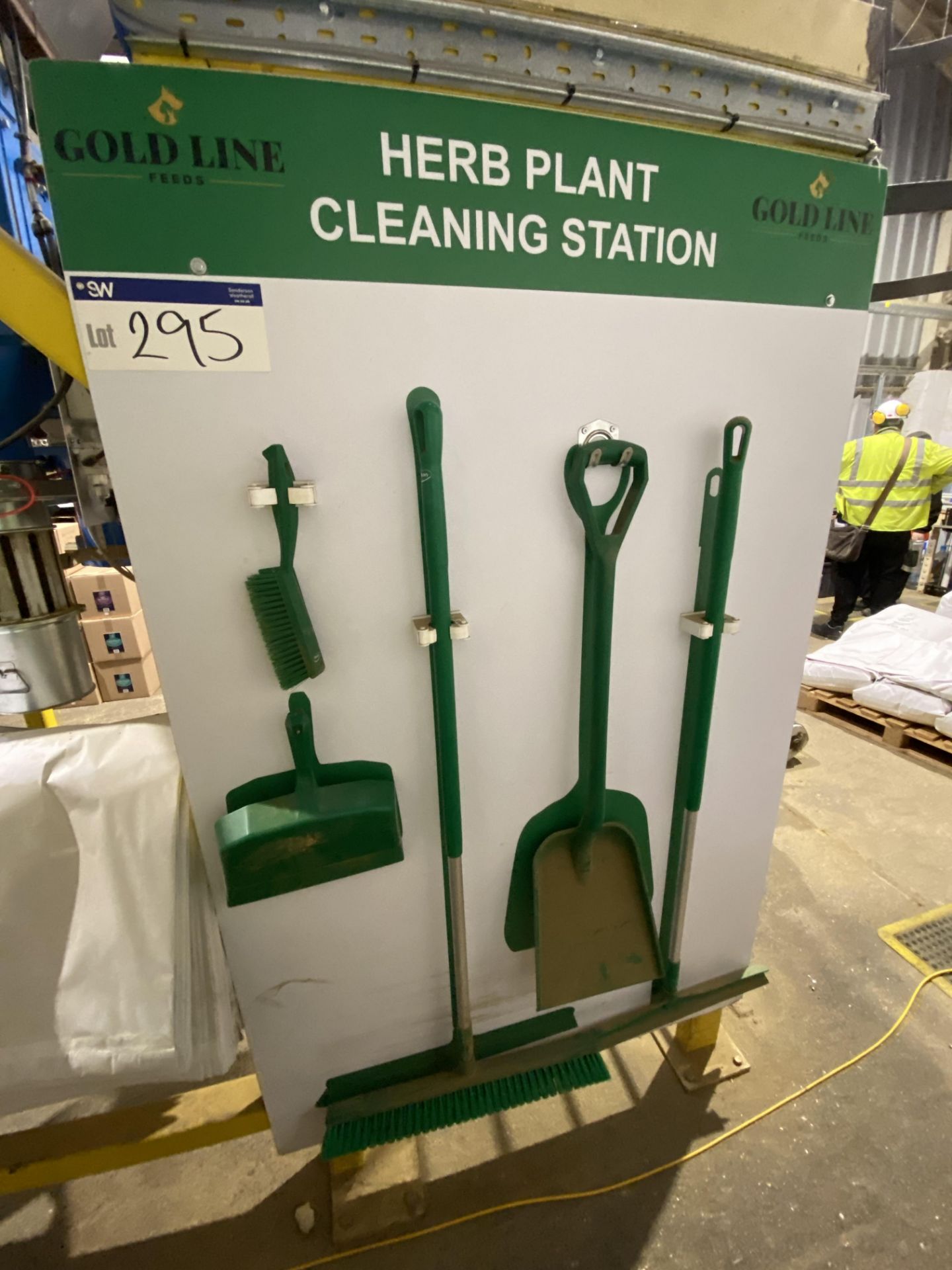 (AG-ENG) Cleaning Station Board (located Islip Site, NN14 3JW) (Please note this lot is not