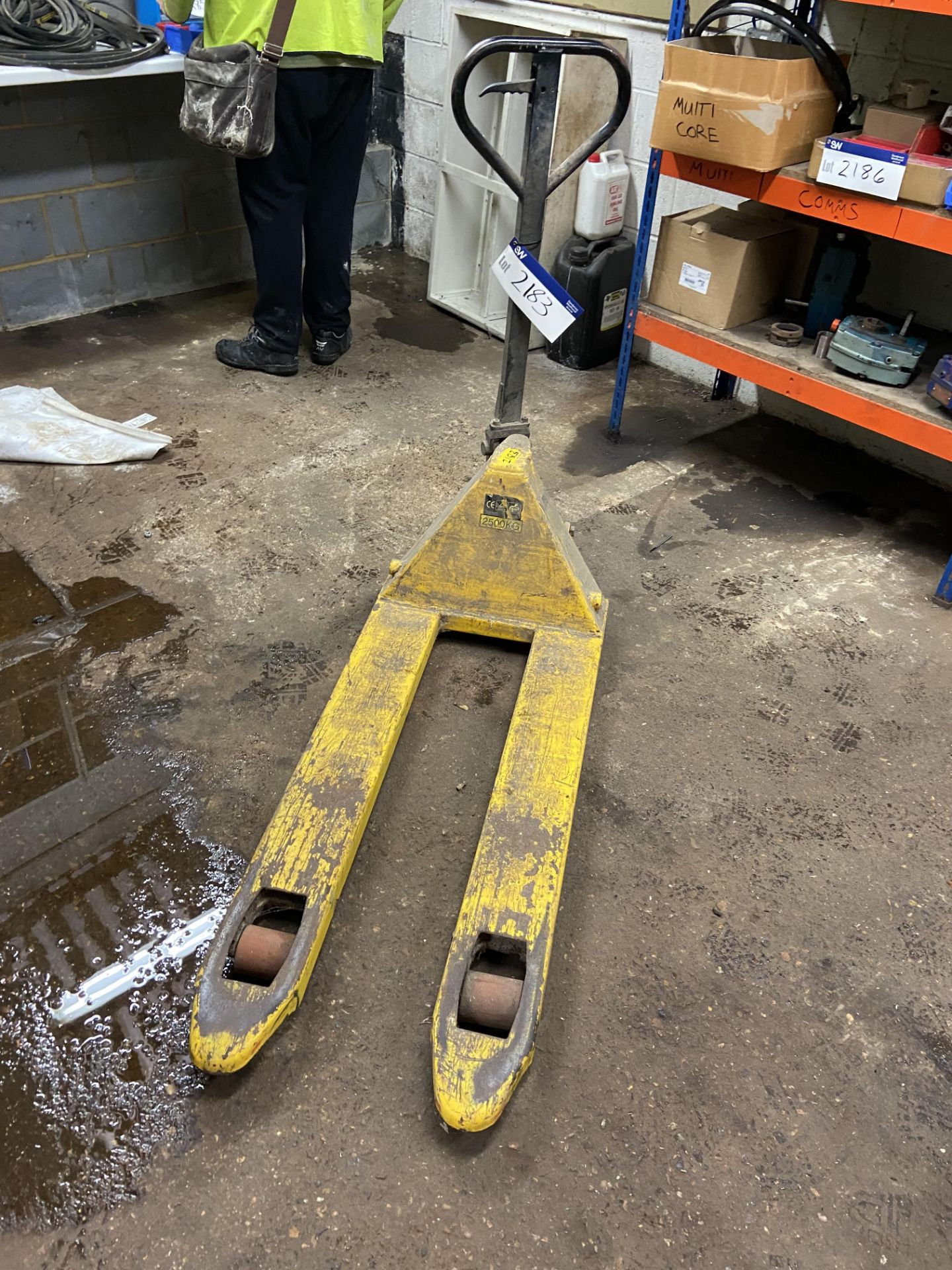 (KDM) 2500kg Hand Hydraulic Pallet Truck (located Ringstead Mill, NN14 4BX)Please read the following