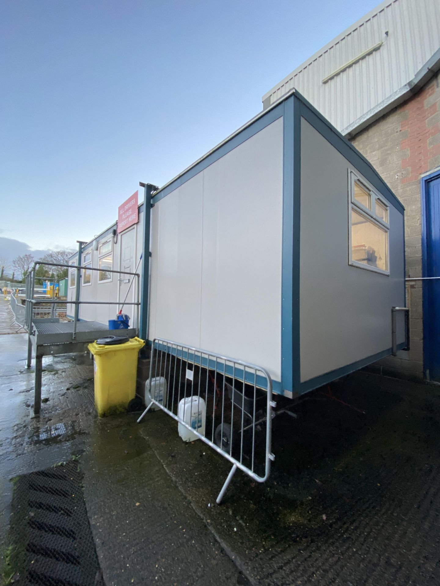 (AG-ENG) PORTABLE JACKLEG OFFICE BUILDING, approx. 11m long x 3.7m x 2.55m high, with external - Image 2 of 6