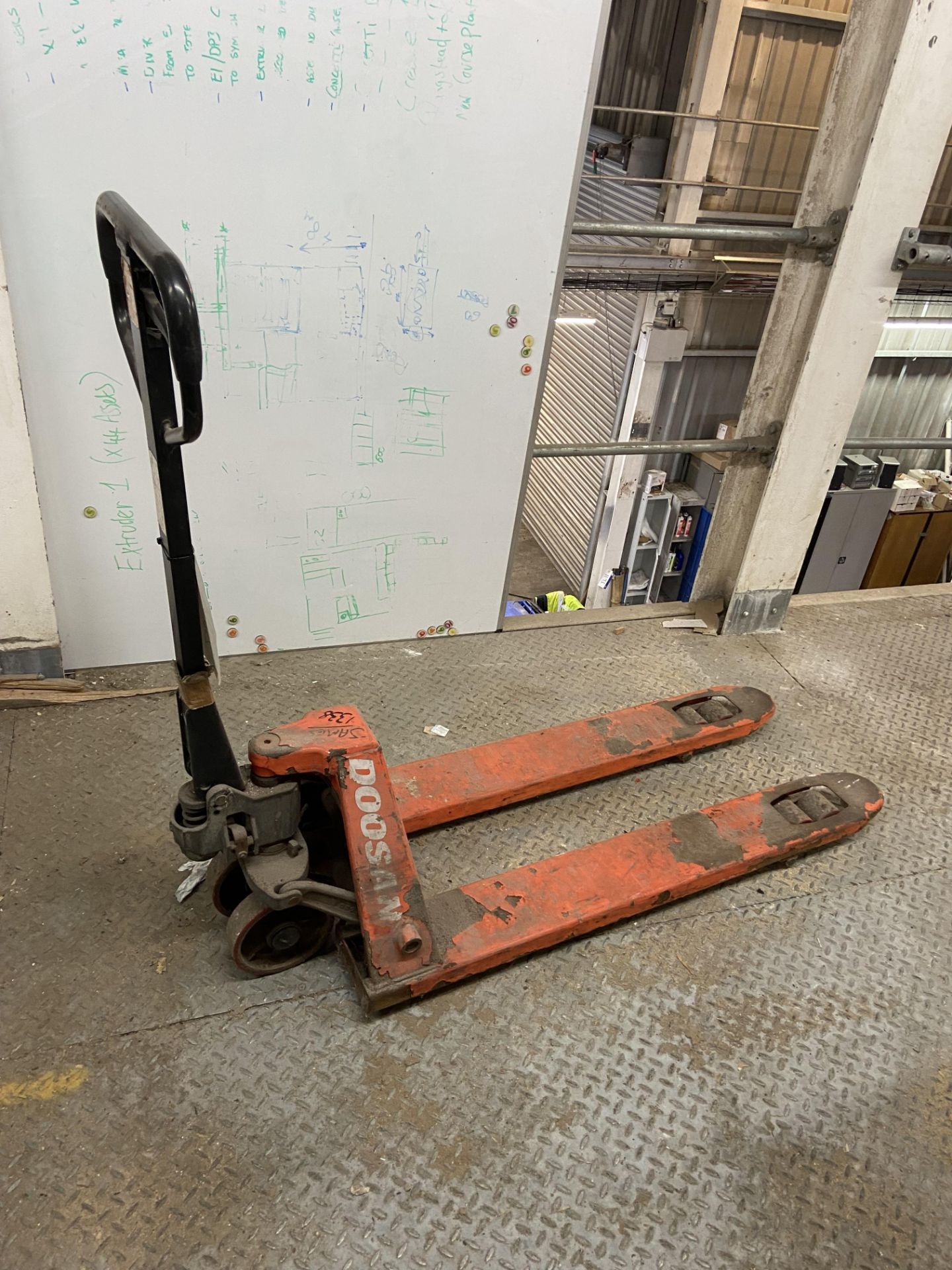 (SRL) Doosan Hand Hydraulic Pallet Truck (located Islip Site, NN14 3JW)Please read the following