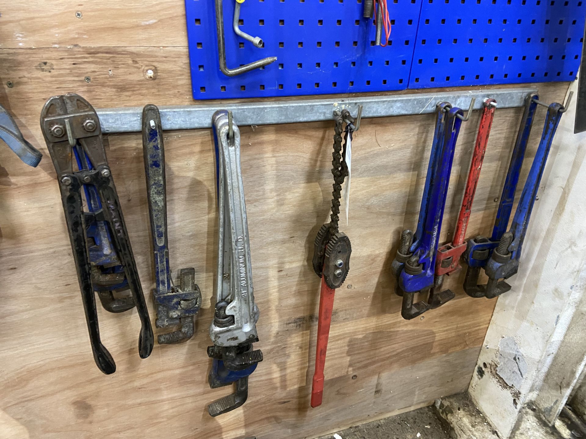 (SRL) Assorted Wrenches, on wall rack (located Islip Site, NN14 3JW)Please read the following