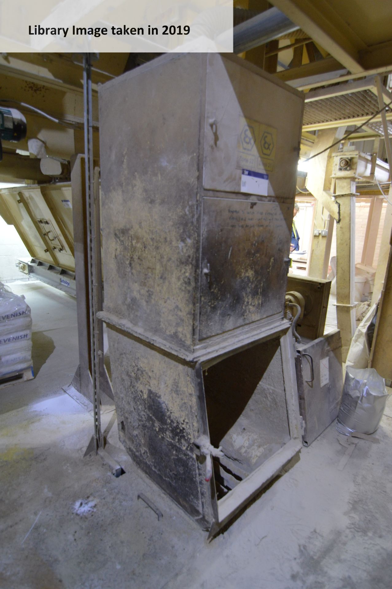(KDM) Sack Tip Hopper, with dust filter unit (located Ringstead Mill, NN14 4BX)Please read the