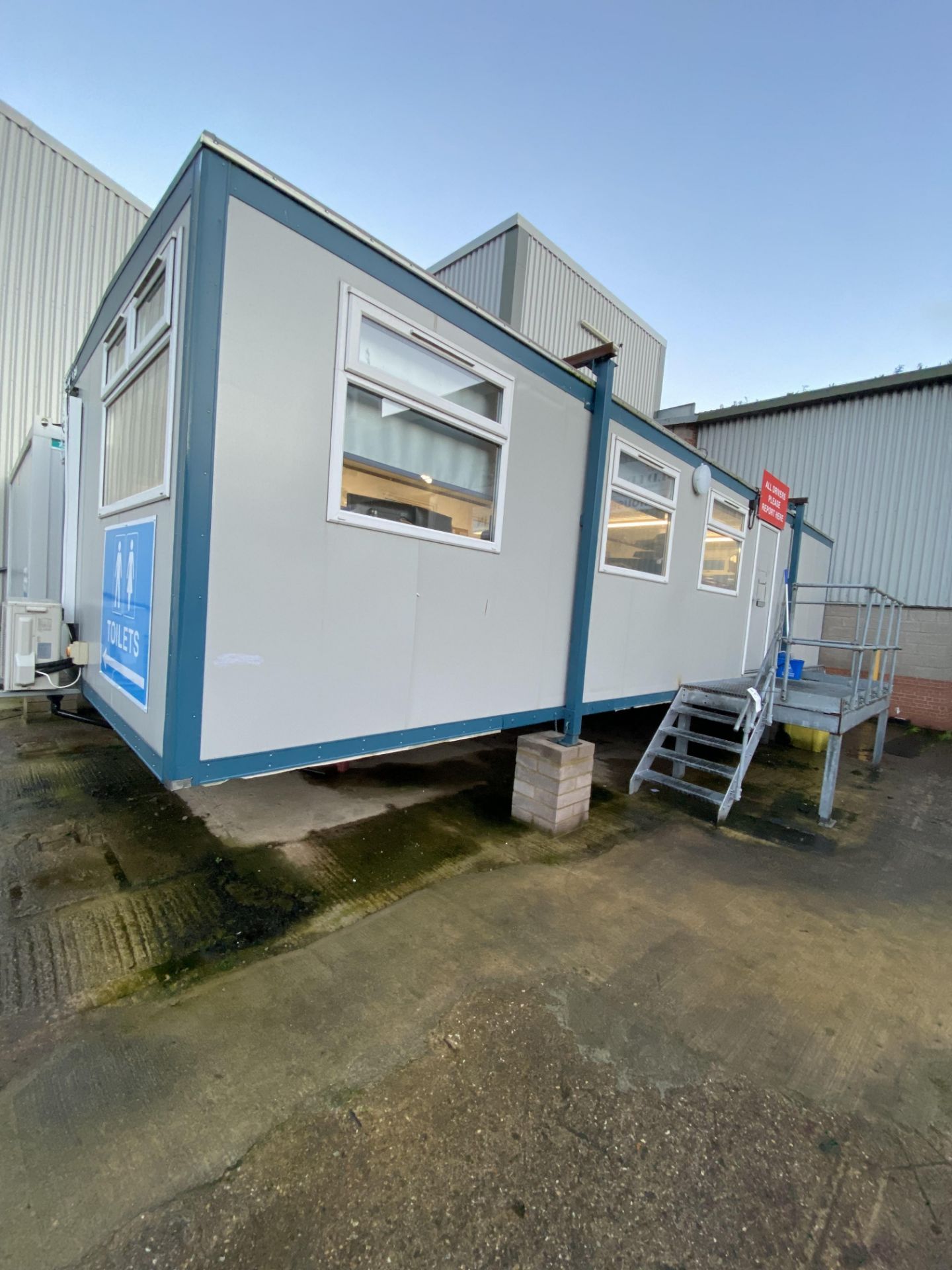 (AG-ENG) PORTABLE JACKLEG OFFICE BUILDING, approx. 11m long x 3.7m x 2.55m high, with external