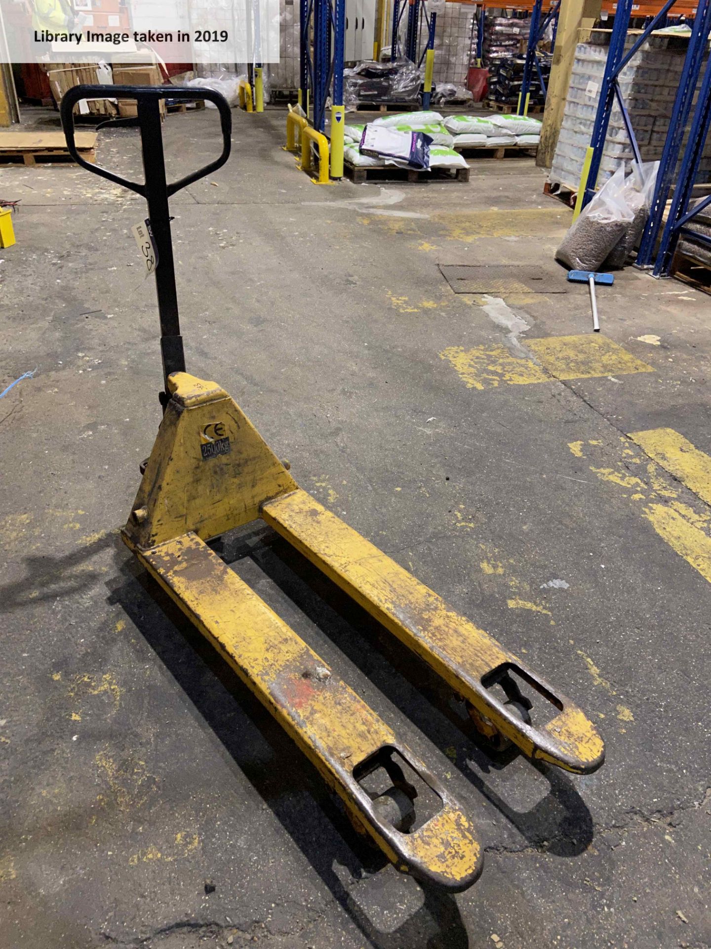 (SRL) 2500kg Hand Hydraulic Pallet Truck (located Islip Site, NN14 3JW)Please read the following