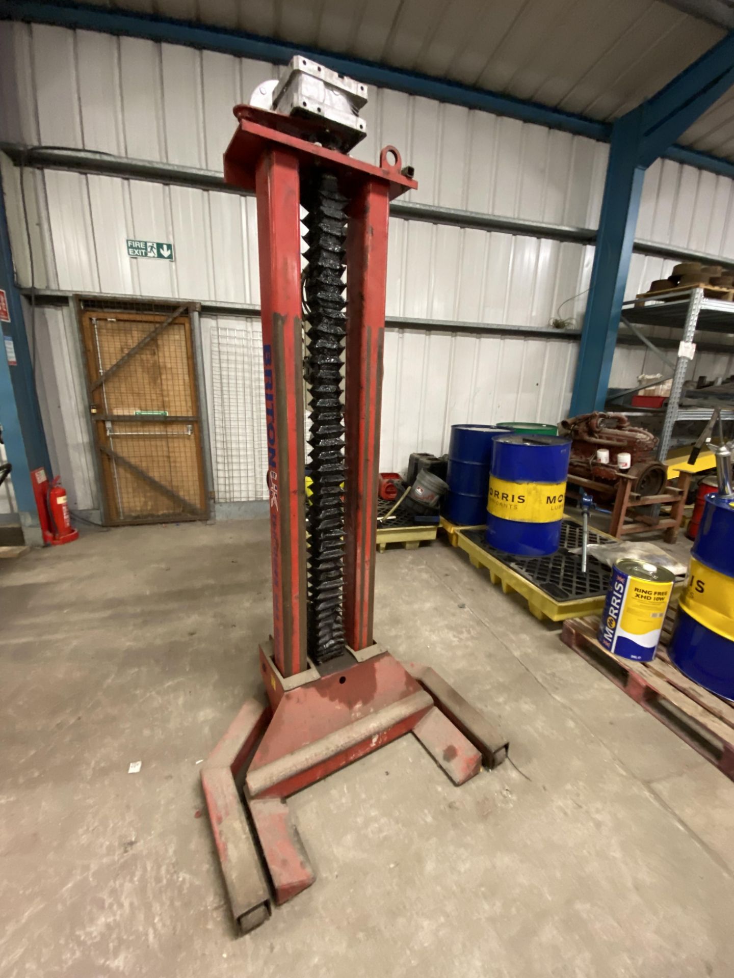 Four Briton 8ton Vehicle Column Lifts, serial no. 09060402, year of manufacture 2002, tested to 28/ - Bild 2 aus 6