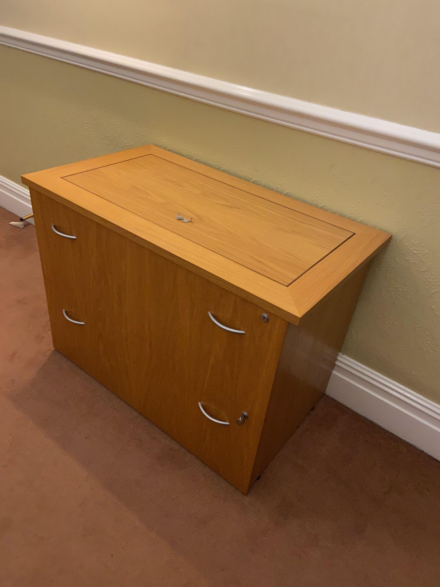 Matching Office Furniture, including desk, multi-drawer pedestal, occasional table and two drawer - Image 4 of 5