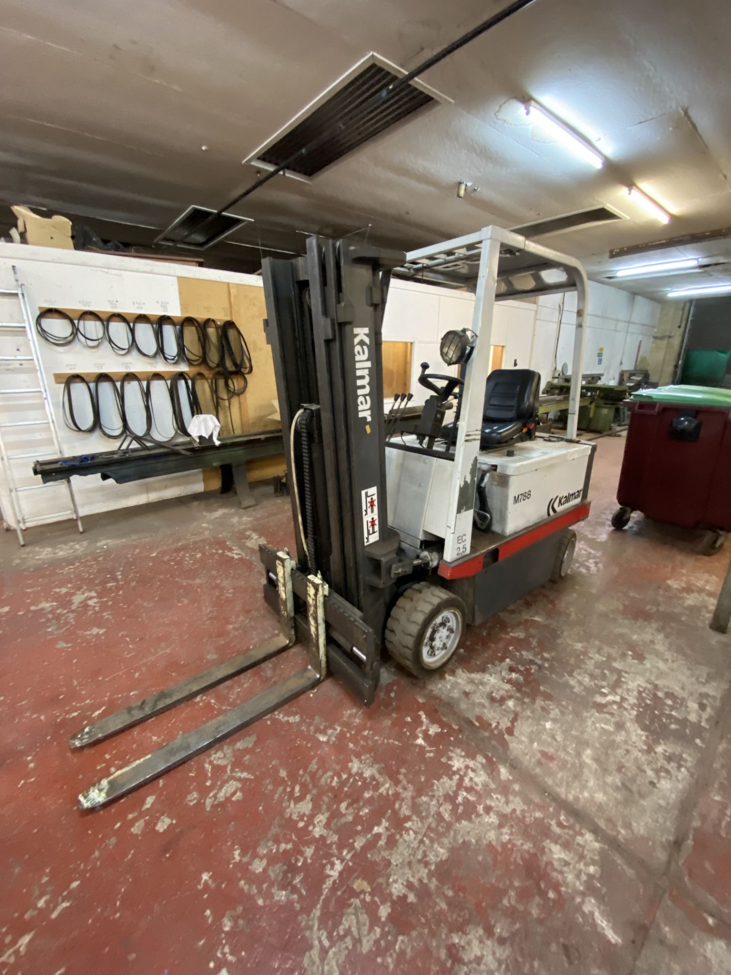 Kalmar EC2.5 541-816 BATTERY ELECTRIC FORK LIFT TRUCK, serial no. 111100534, year of manufacture - Image 2 of 10