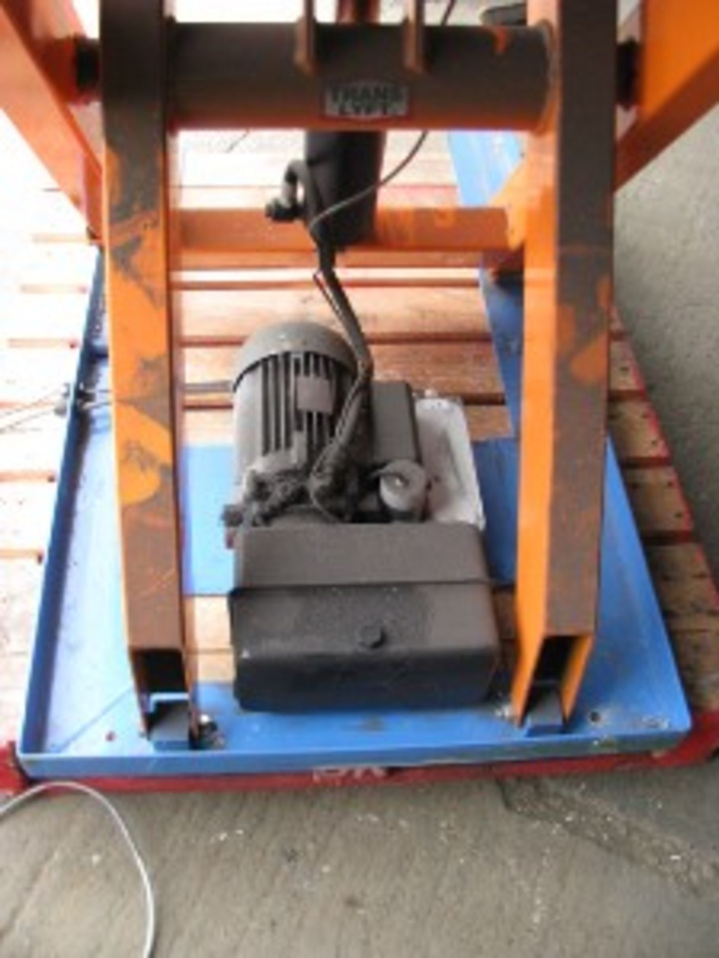 Translyft 1000kg Horse Shoe Electric / Hydraulic Lifter, with it's own stand alone hydraulic pack. - Image 2 of 3