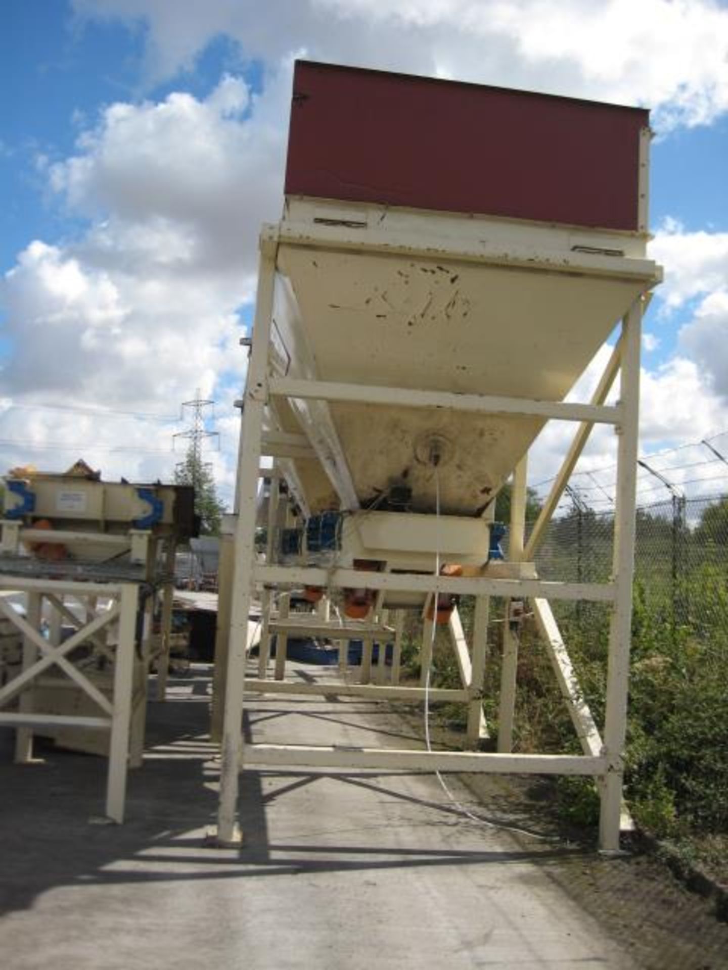 Reception Hopper, approx. 2.4M x 3.3M x 4.5M high with Applied Vibration Ltd tray feeder mounted - Image 6 of 7