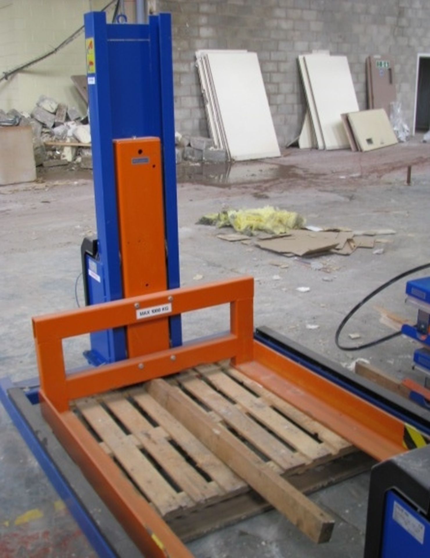 Edmo (new and unused) 1000kg Low Profile Scissor Lift, the unit has safety switches all around it' - Image 4 of 4