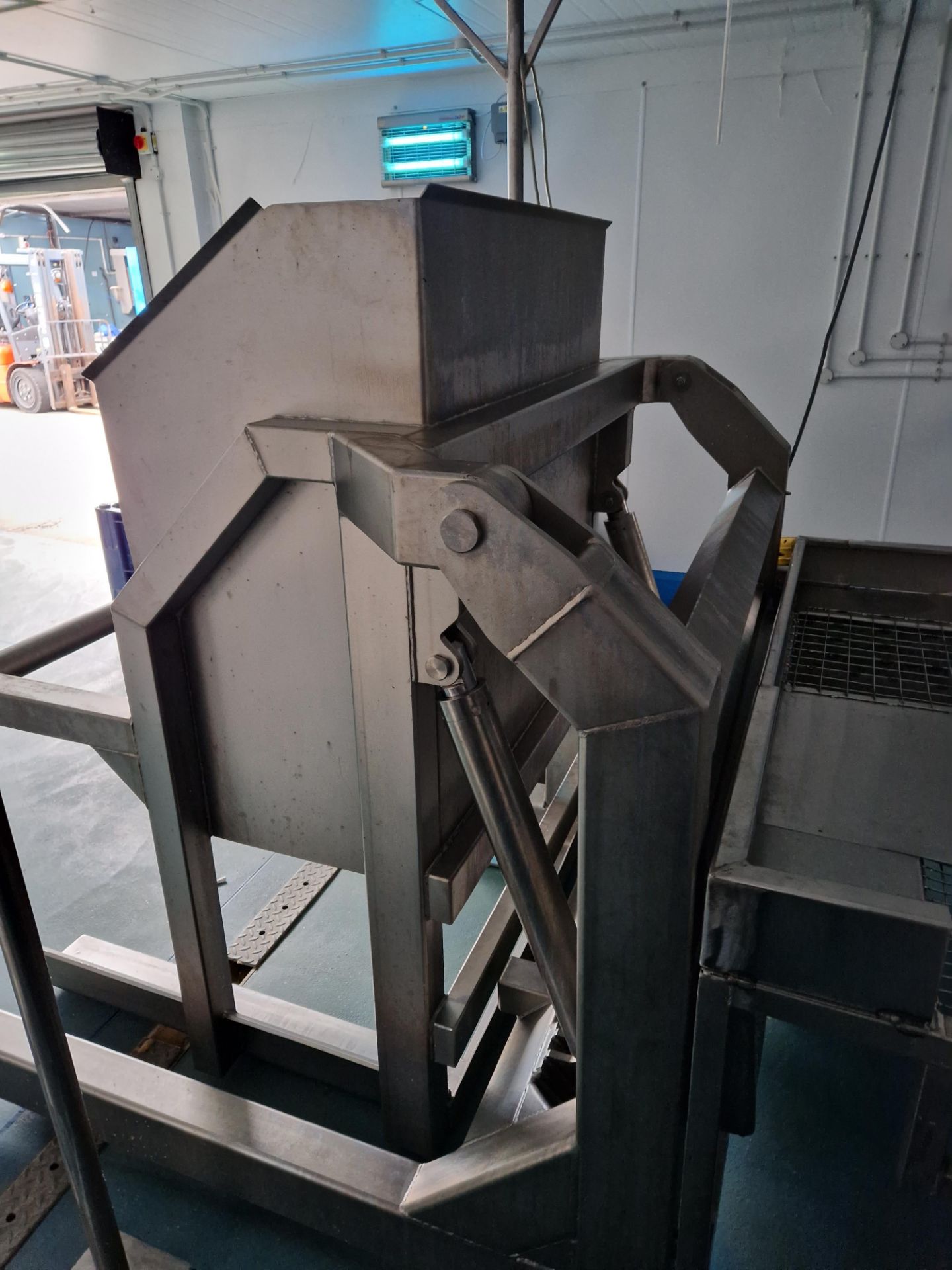 Syspal Model 4TS-1009 Stainless Steel Bin Lifter, serial no. K4676, year of manufacture 2014, SWL - Image 4 of 5