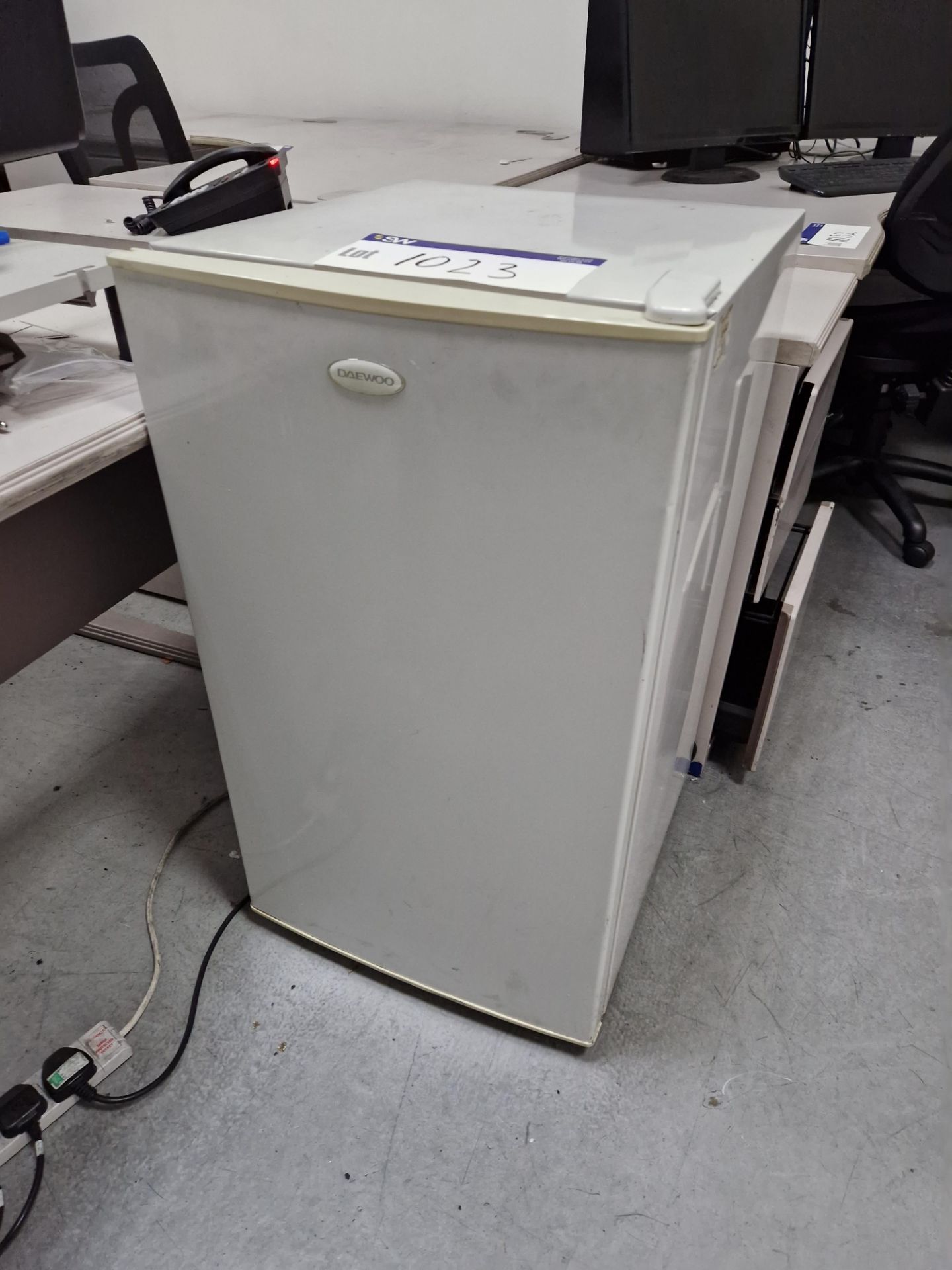 Daewoo FR-142 RefrigeratorPlease read the following important notes:-Collections will not commence