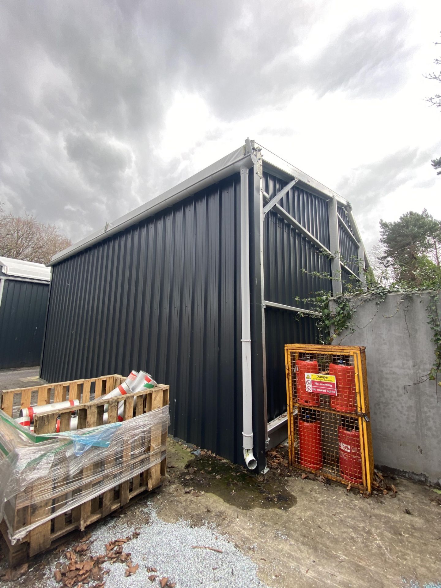 ALLOY PORTAL FRAMED TEMPORARY INDUSTRIAL BUILDING, approx. 14.7m x 9.8m x 4.8m high (eaves), 7.3m to - Image 3 of 9