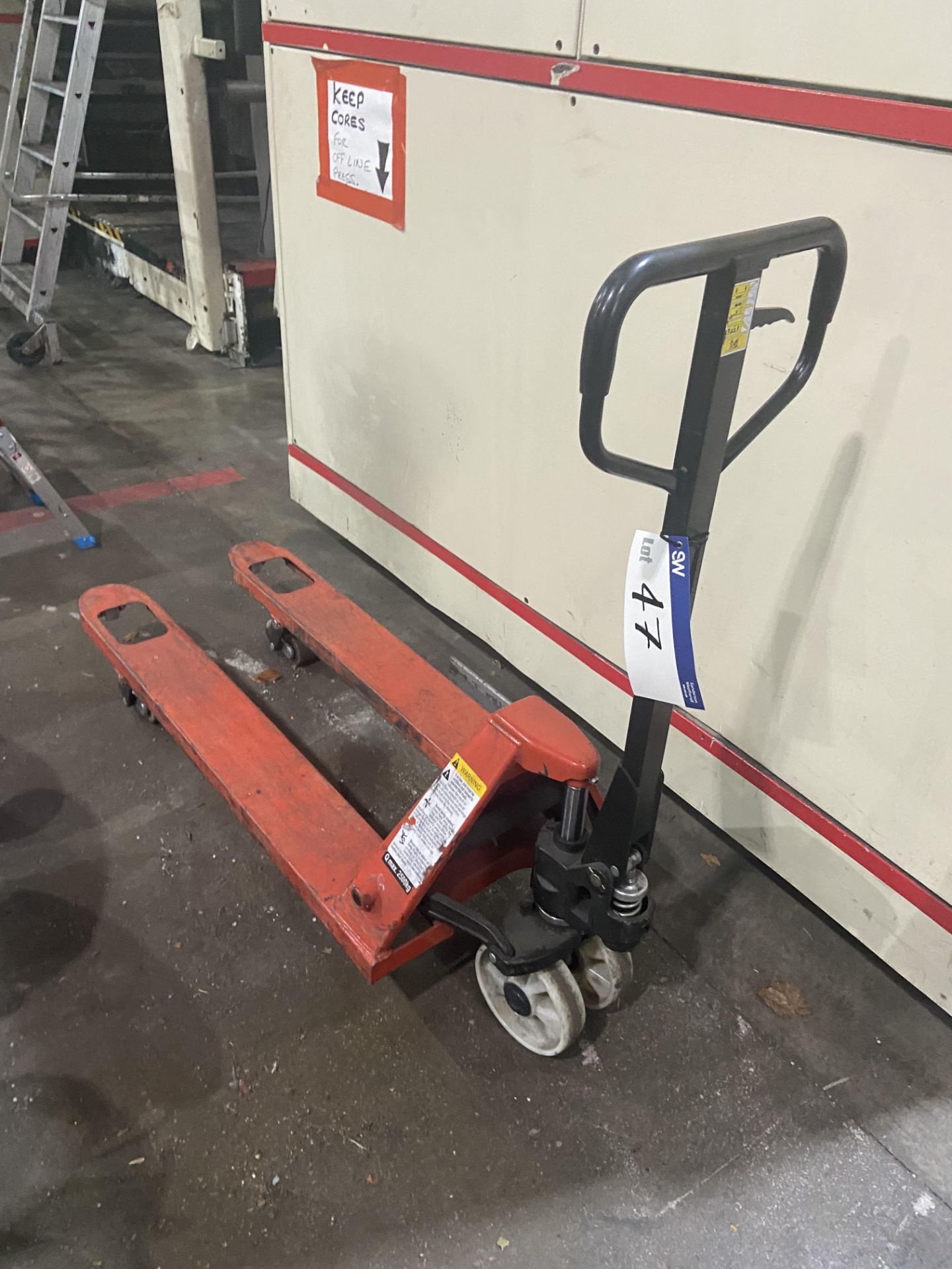 Hand Hydraulic Pallet Truck, 2500kg cap. Please read the following important notes:-Cable is not - Image 2 of 3