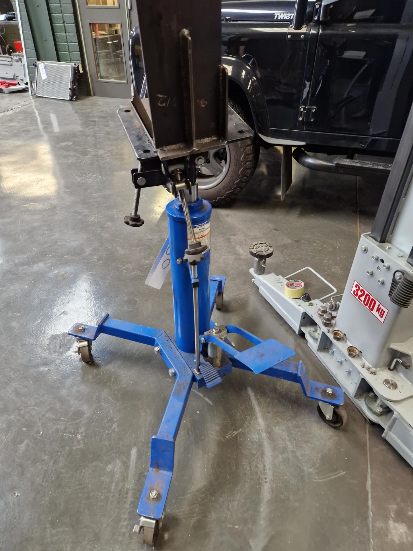 BLUE-POINT PTP502TTJA 500kg Two Stage Transmission JackPlease read the following important - Image 2 of 3