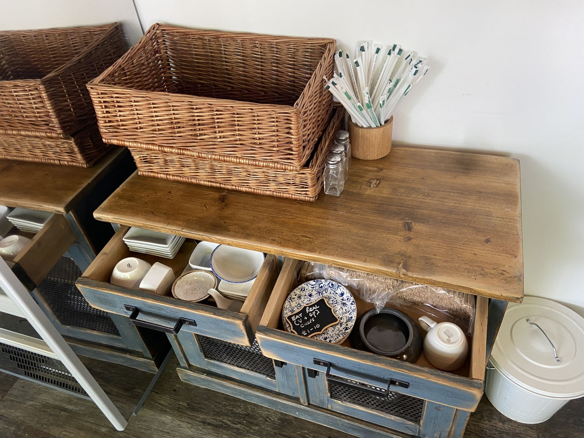 Double Door Timber Cabinet, approx. 970mm x 440mm, with assorted crockery and wicker baskets - Image 3 of 3