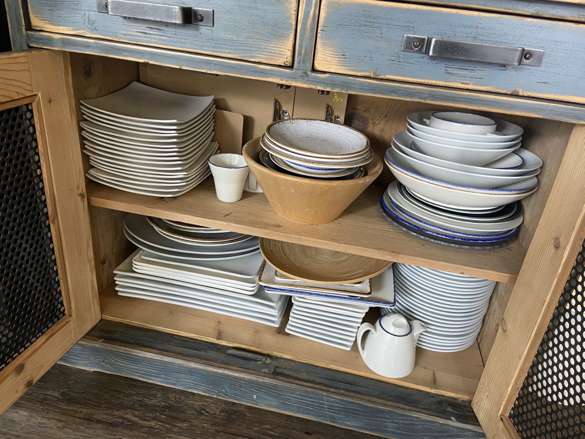 Double Door Timber Cabinet, approx. 970mm x 440mm, with assorted crockery and wicker baskets - Image 2 of 3