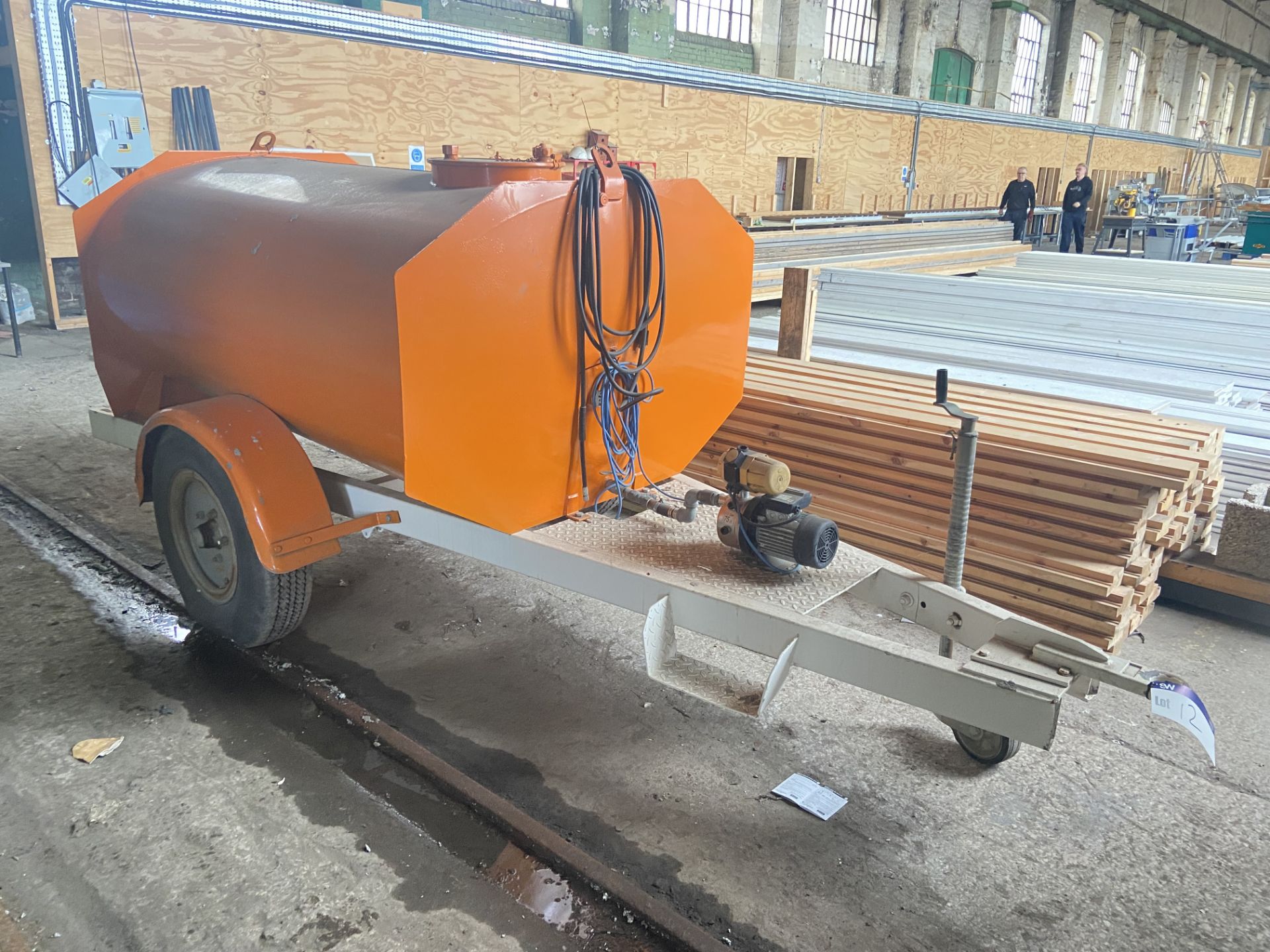 Single Axle Trailer Mounted Water Bowser, (understood to have a capacity of 2000 litres) tank