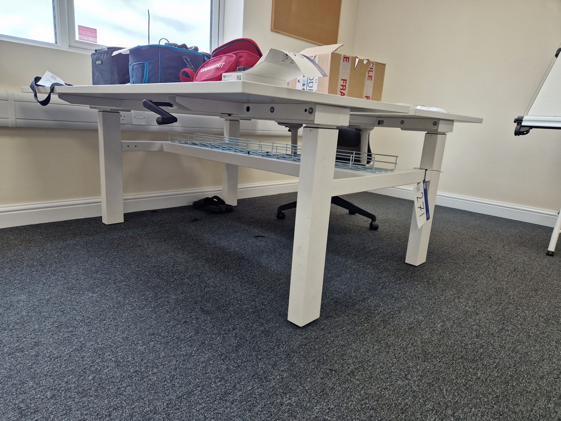 OMT Height Adjustable Back-to-Back Desk, approx. 1.60m x 1.65m x 0.7m, with one white fabric - Image 2 of 2