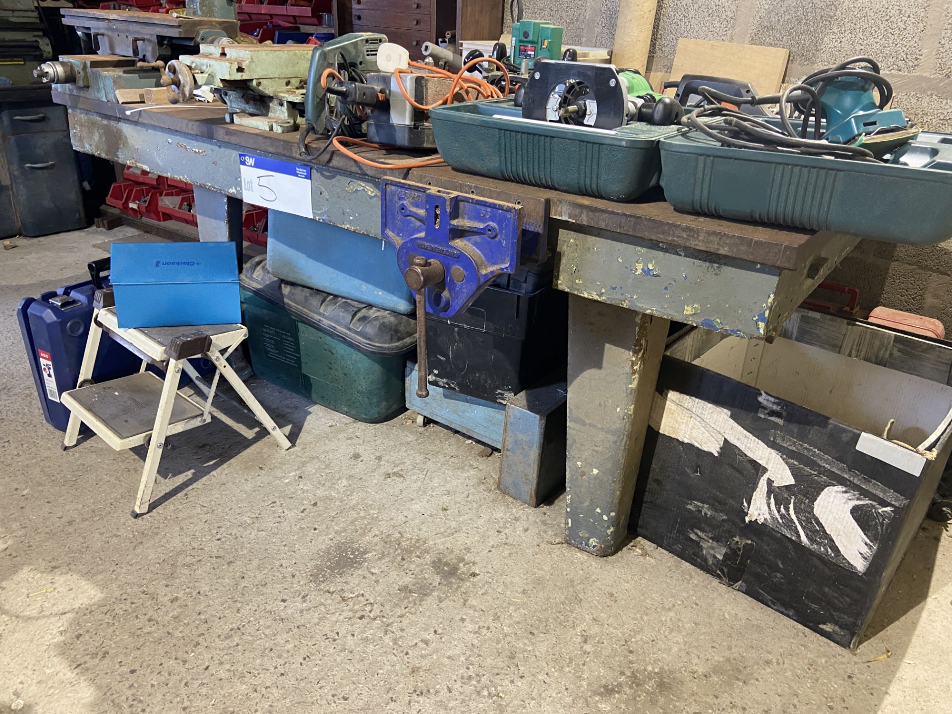 CAST IRON INSPECTION TABLE, approx. 1.83m x 1.2m fitted joiners vice (note – no lifting equipment on