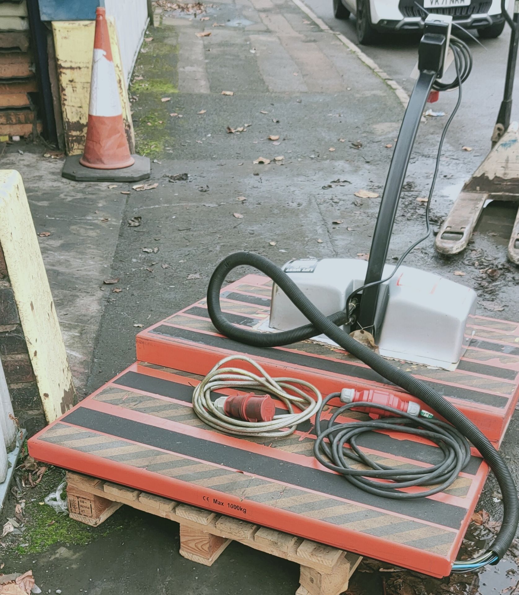 Liftwest 1000kg Scissor Lift Platform, with ramp, approx. 150cm x 115cm, loading free of charge - - Image 3 of 3